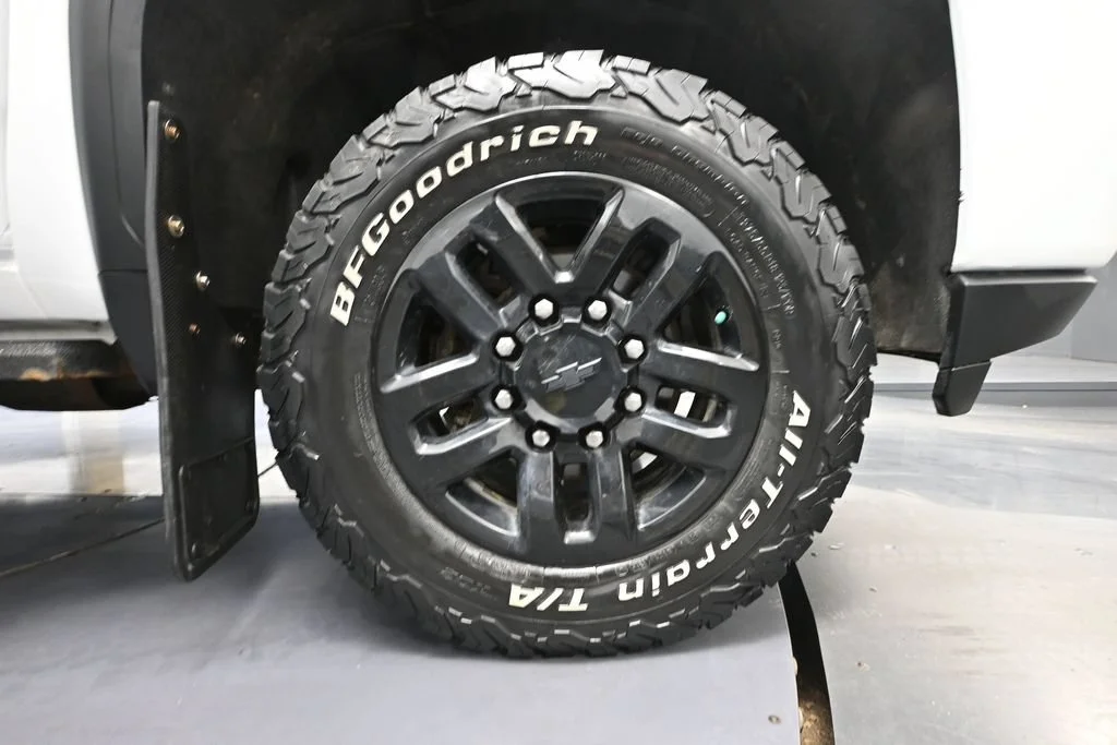 Used 2022 White GMC AT4 image 12