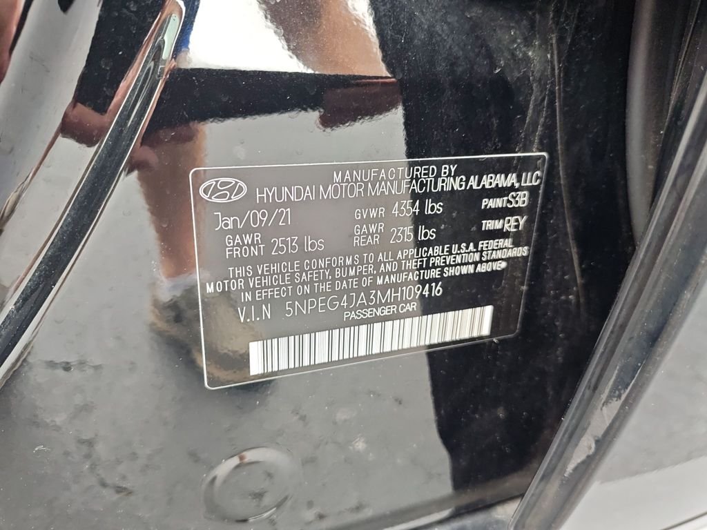 Used 2021 Black Hyundai SE image 25