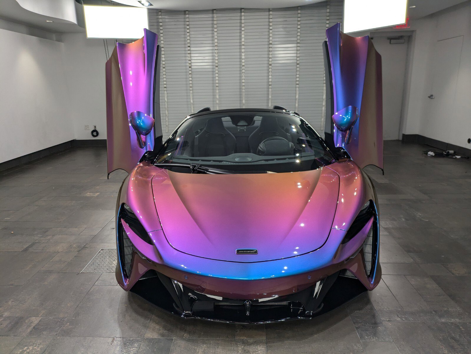 2025 McLaren Artura - Photo 23