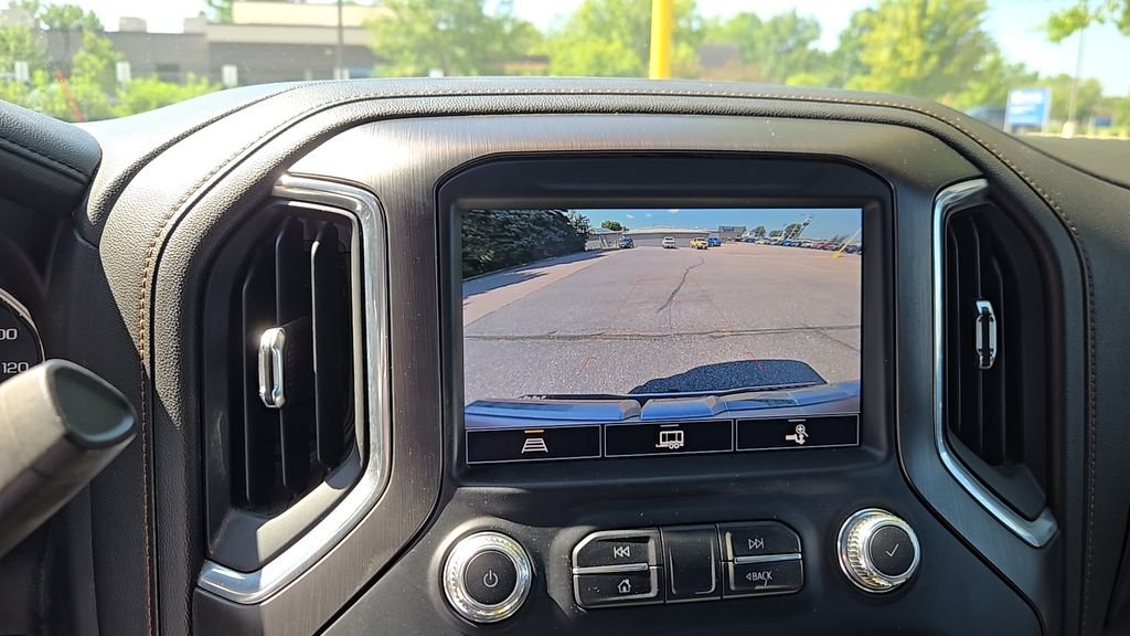 Used 2022 White GMC AT4 image 19