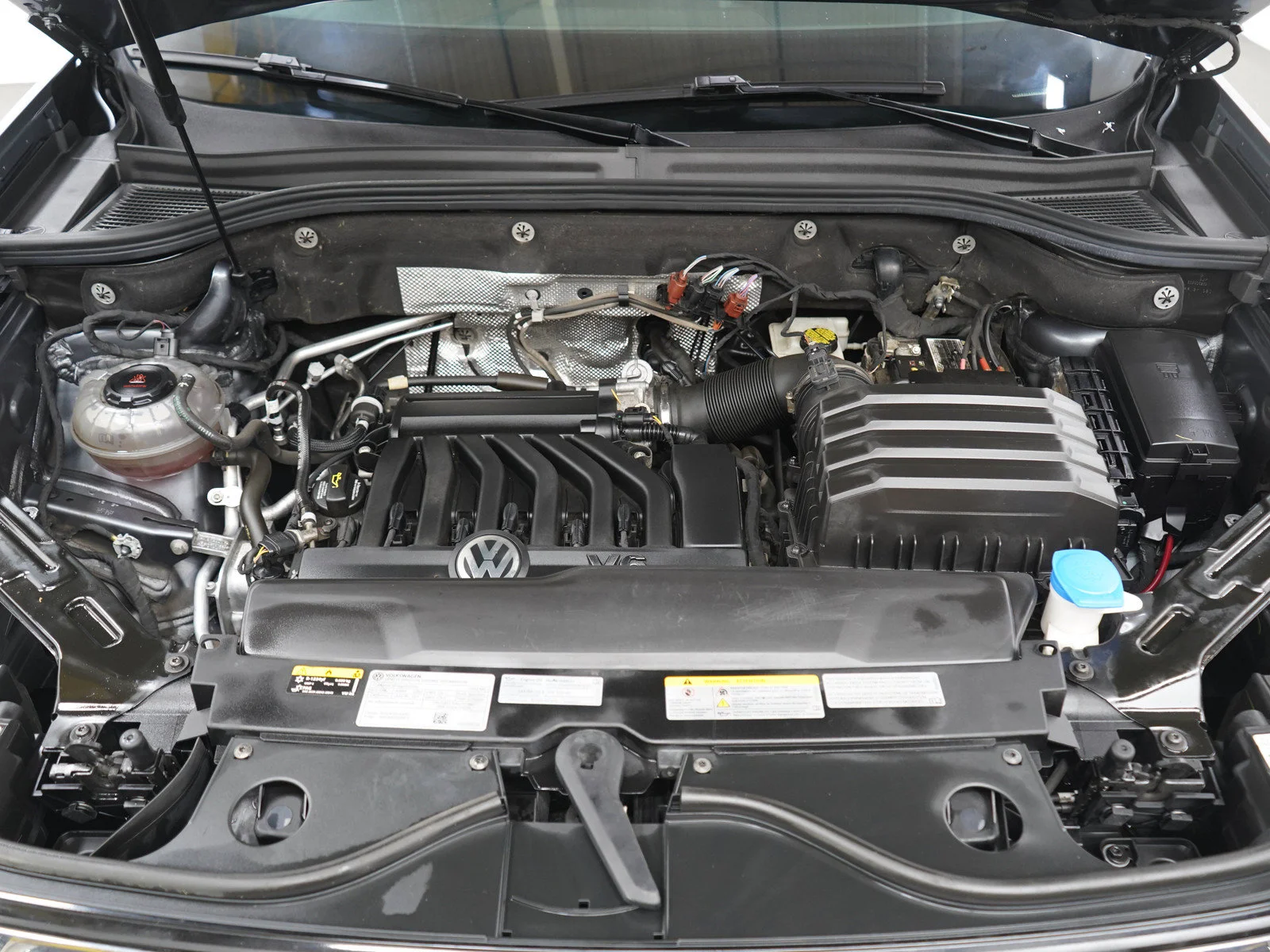 Used 2022 Graphite Volkswagen 4D WAGON 3.6L V6 SEL PREMIUM R-LINE 4MOTION AWD image 31