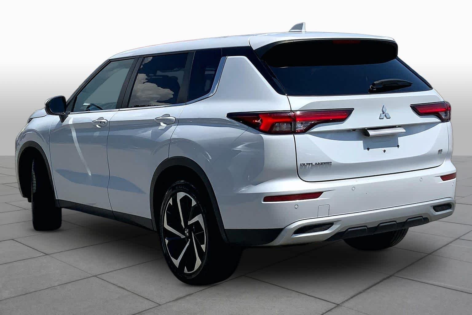 Used 2024 White Diamond Mitsubishi SE image 11
