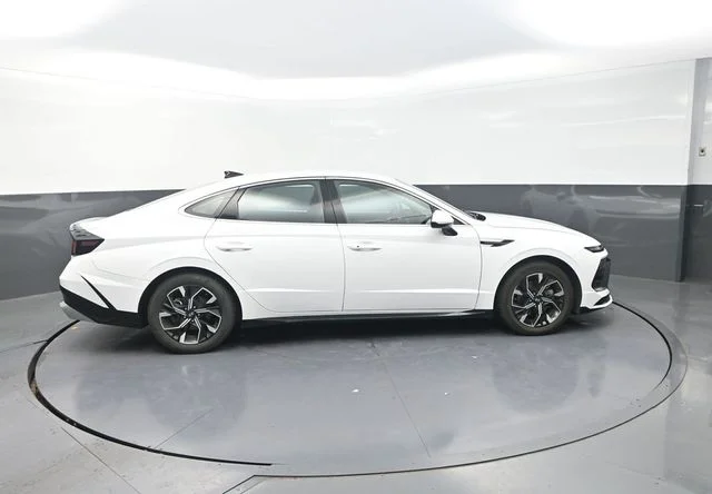 Used 2025 White Hyundai SEL image 9