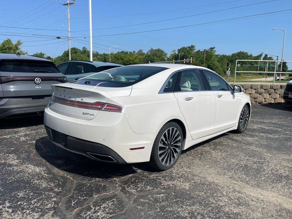 Used 2017 White Platinum Metallic Tri-Coat Lincoln Black Label image 3