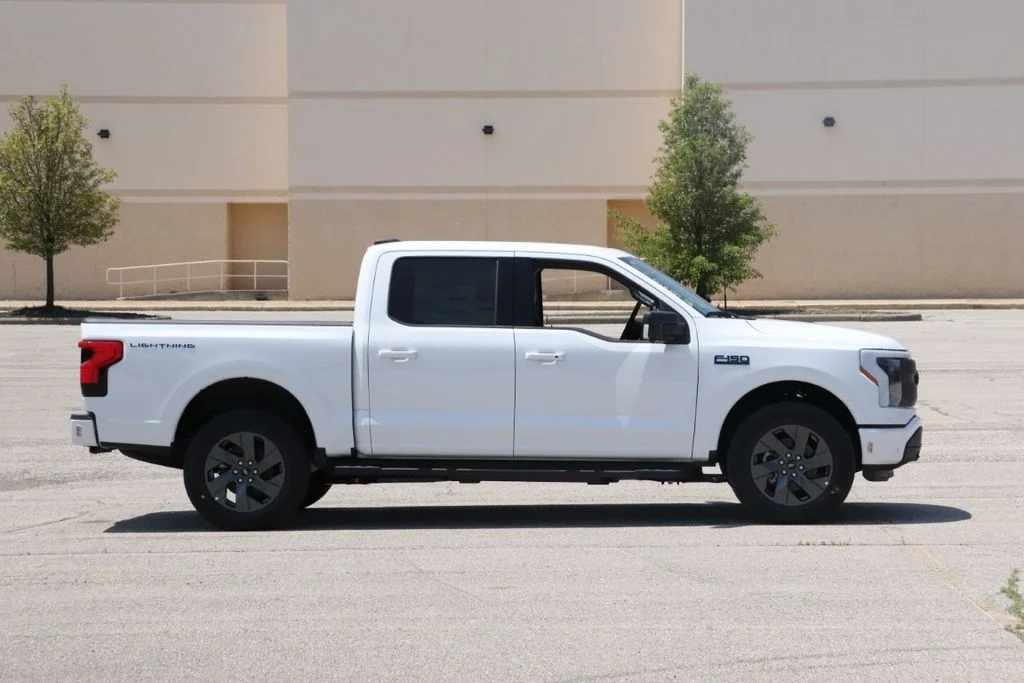 2025 Ford F-150 Lightning Flash - Photo 8