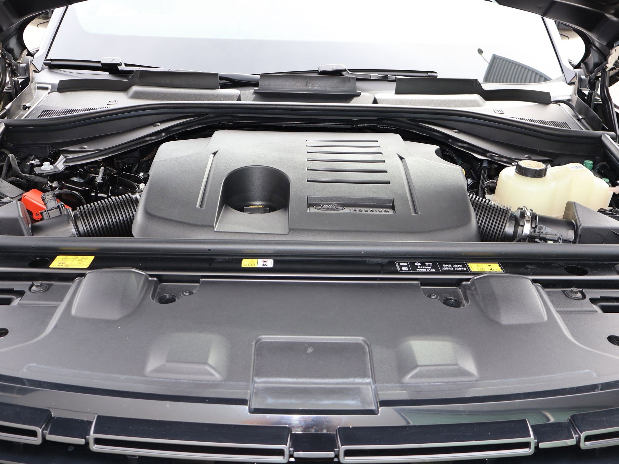 Certified Used 2025 Obsidian Black Metallic Land Rover SE image 31