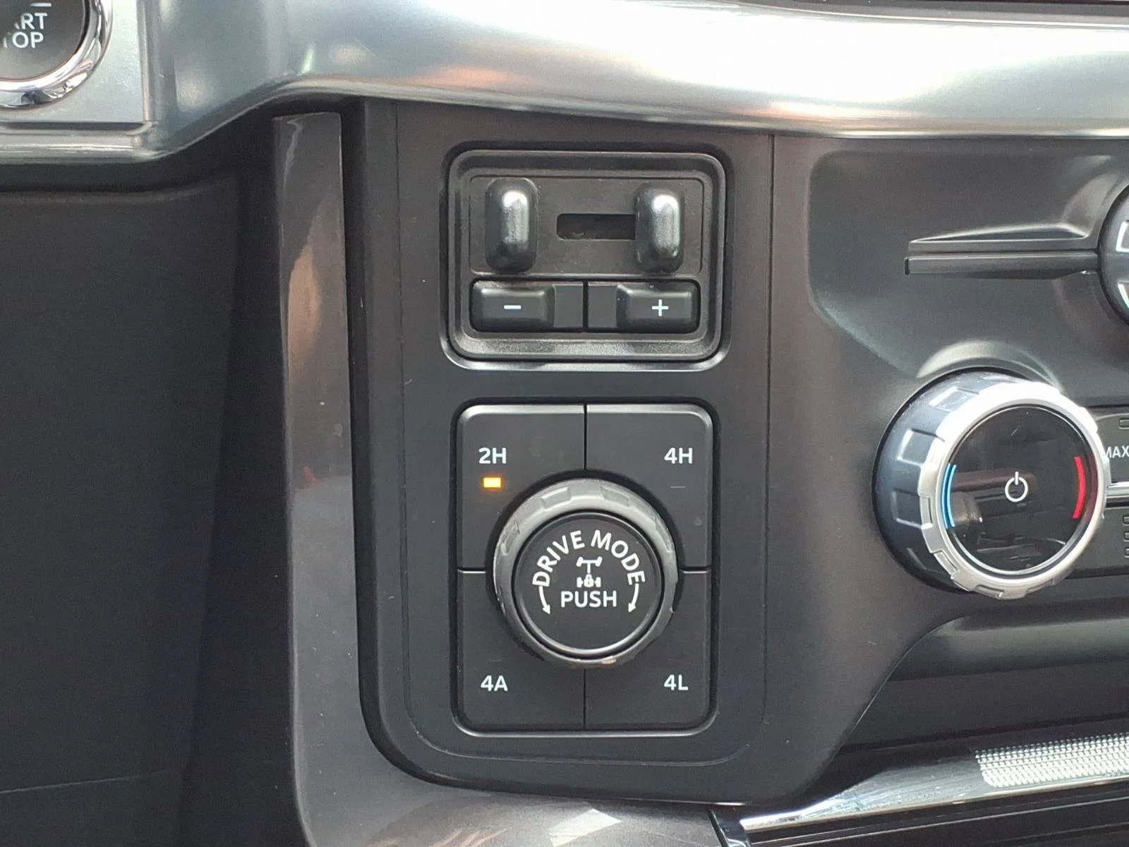 Used 2023 White Metallic Ford LARIAT image 22