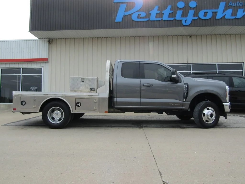 Used 2024 Gray Metallic Ford Lariat image 2