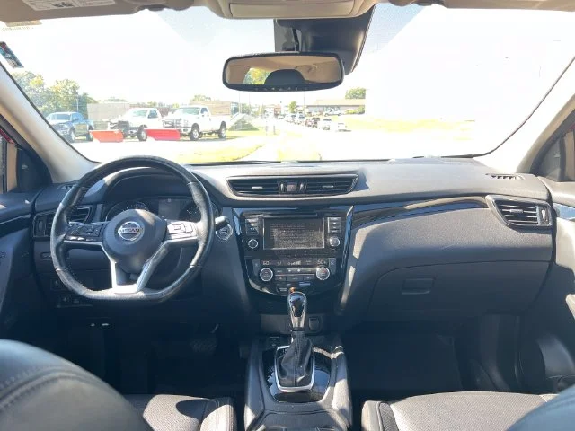 Used 2022 Red Nissan SL image 18