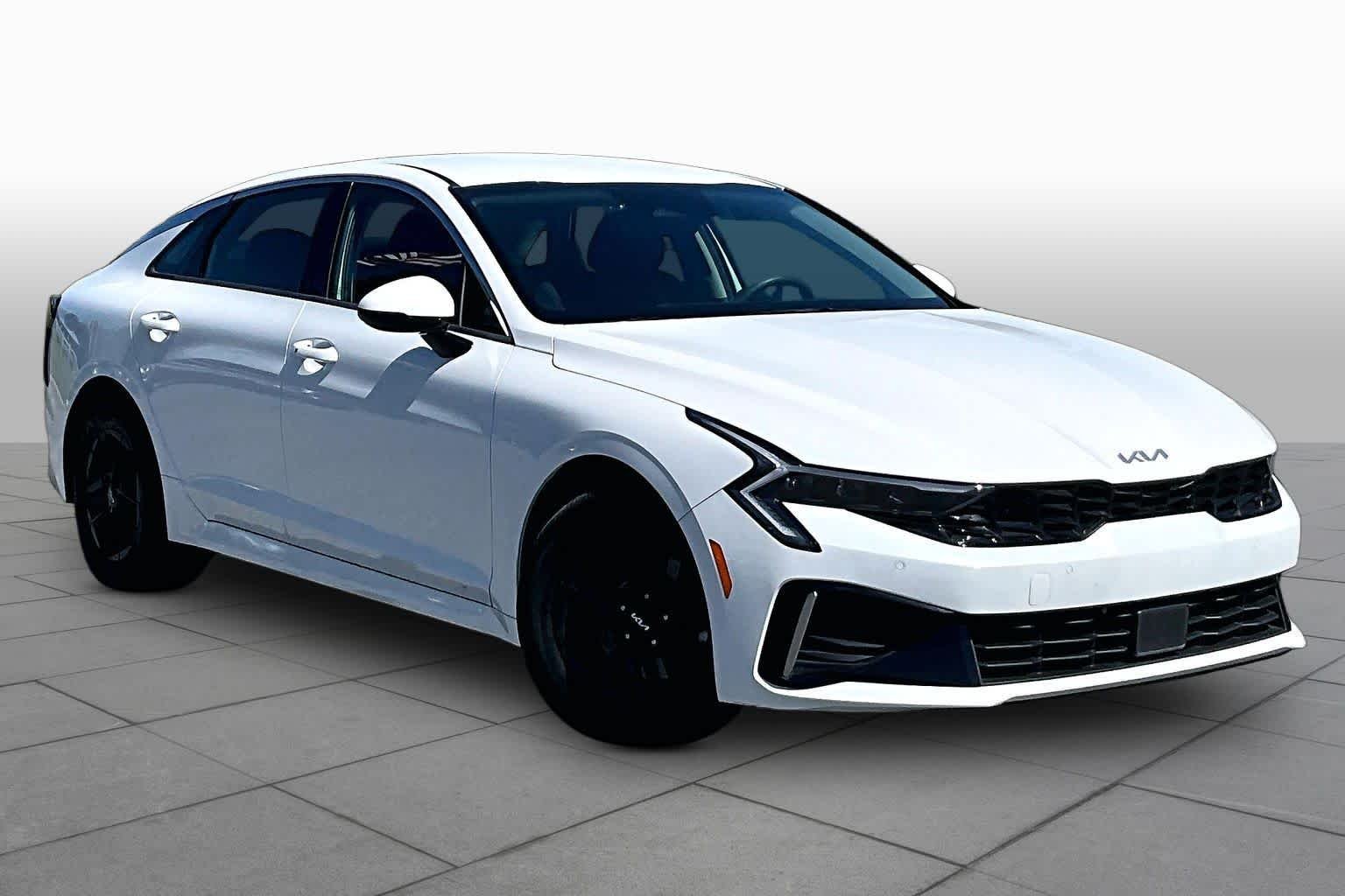 Used 2025 Snow White Pearl Kia LXS image 3