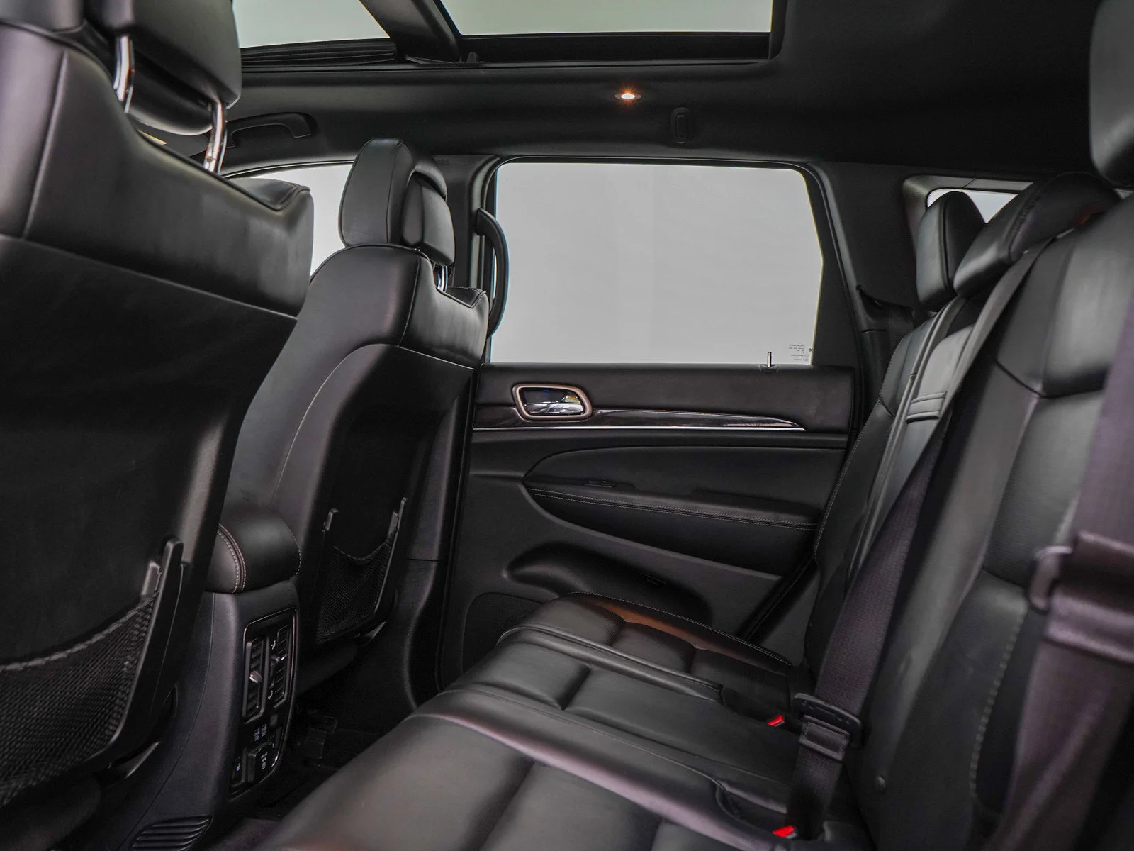 Used 2016 Brilliant Black Crystal Pearlcoat Jeep Overland image 19