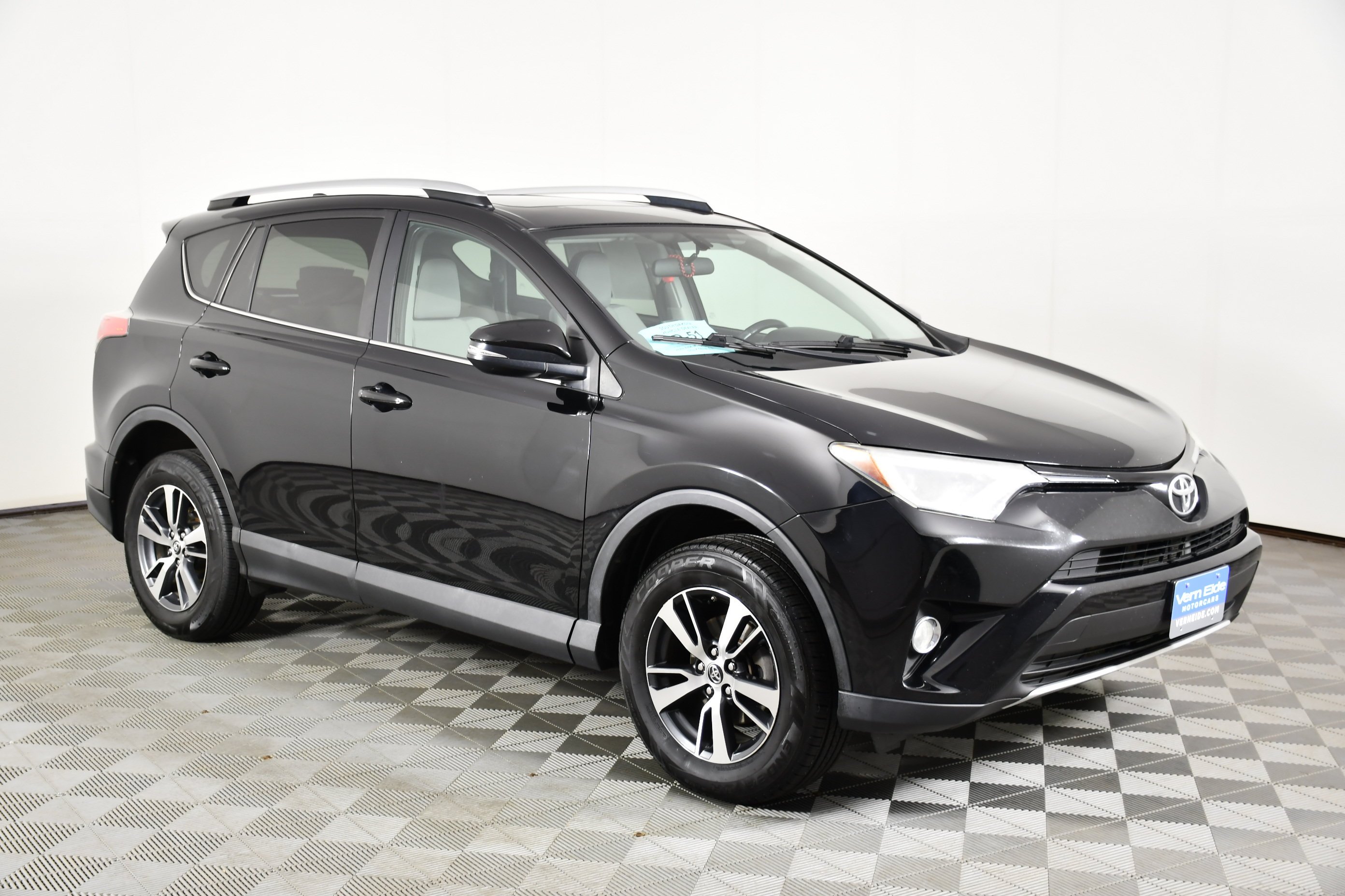 Used 2016 Black Toyota XLE image 4