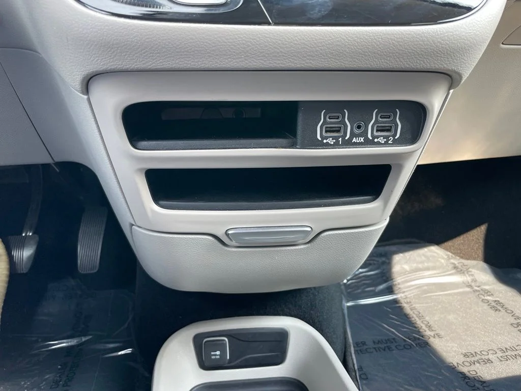 Used 2023 Ceramic Gray Clearcoat Chrysler Touring L image 14