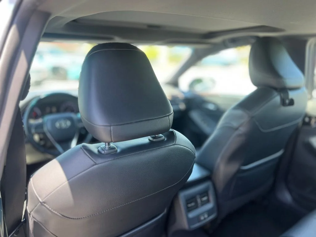 Used 2020 Silver Toyota XLE Plus image 18