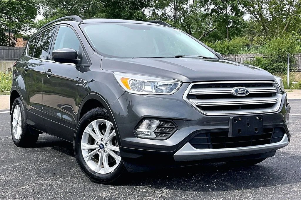 Used 2018 Gray Ford SE image 31