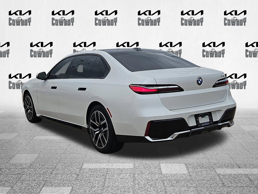 Used 2025  BMW 740i image 5
