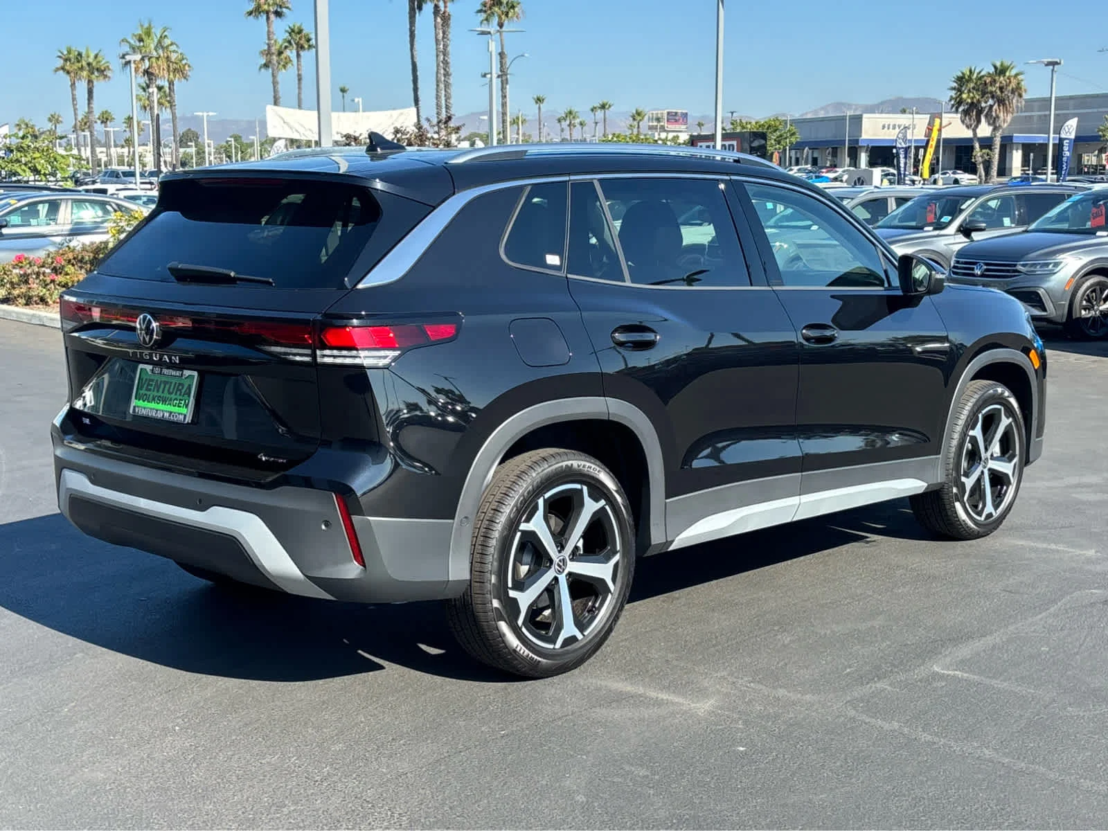 New 2026 DEEP BLACK Volkswagen SE image 3