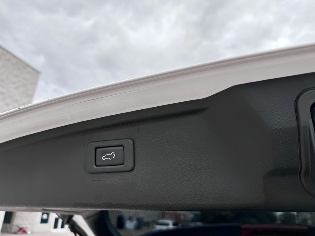 Used 2018 White Subaru 2.5i image 15