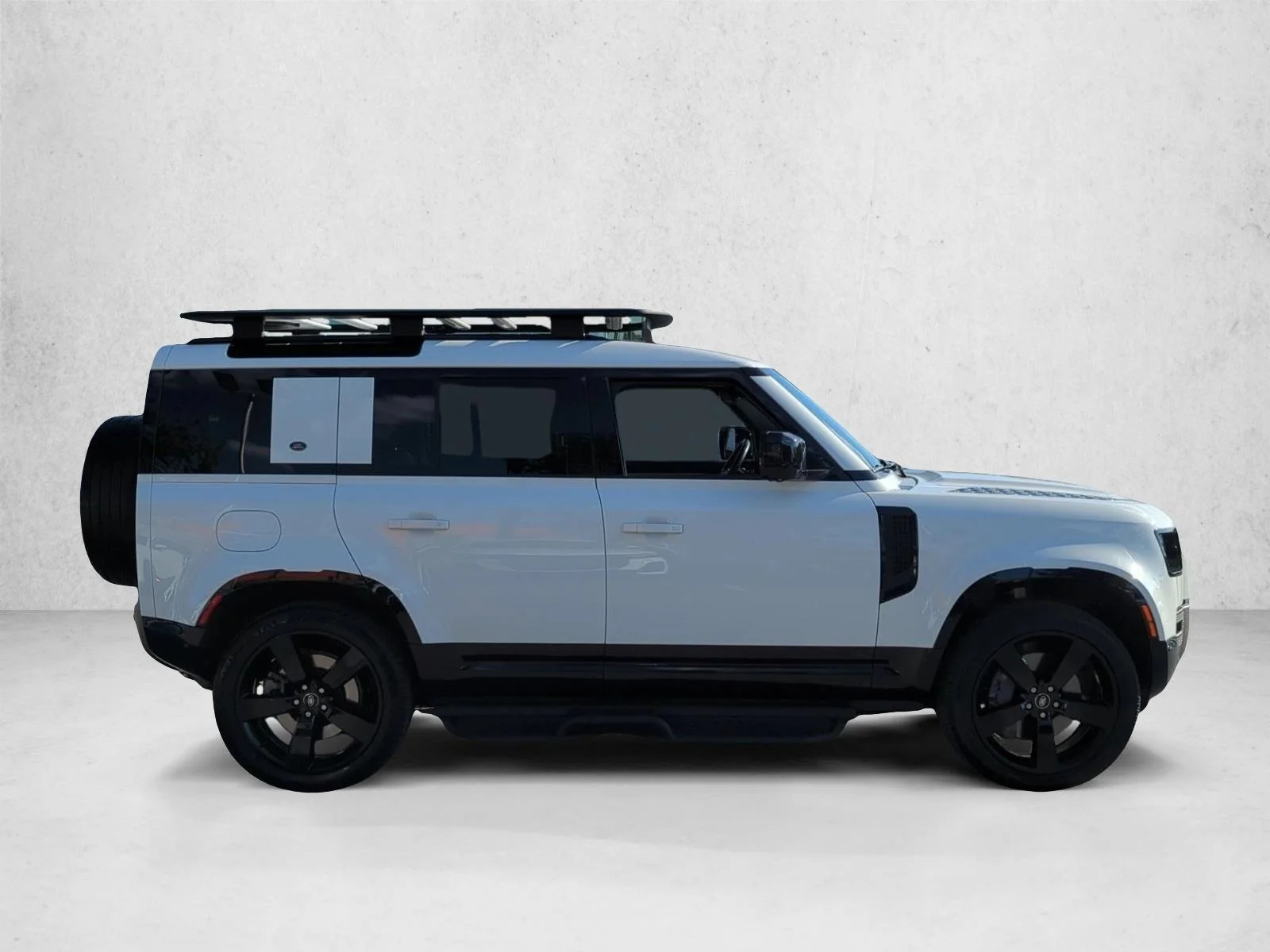 Used 2022 Yulong White Metallic Land Rover X-Dynamic SE image 4