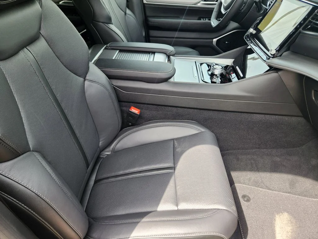 New 2026 High Gloss Black Exterior Paint Jeep Limited Reserve image 9