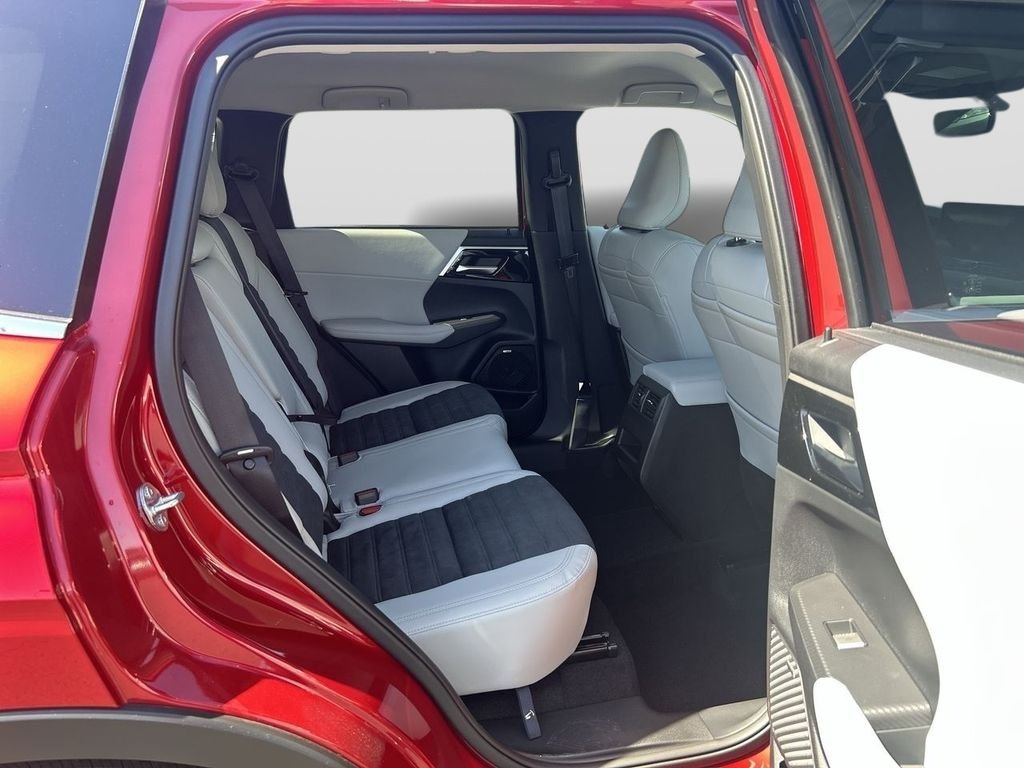 New 2026 RED DIAMOND Mitsubishi SE image 18