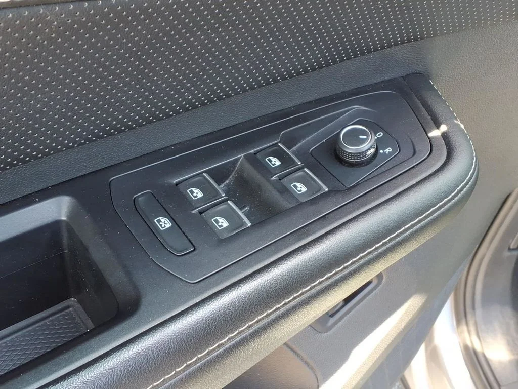 Used 2024  Volkswagen 2.0T SE w/Technology image 17