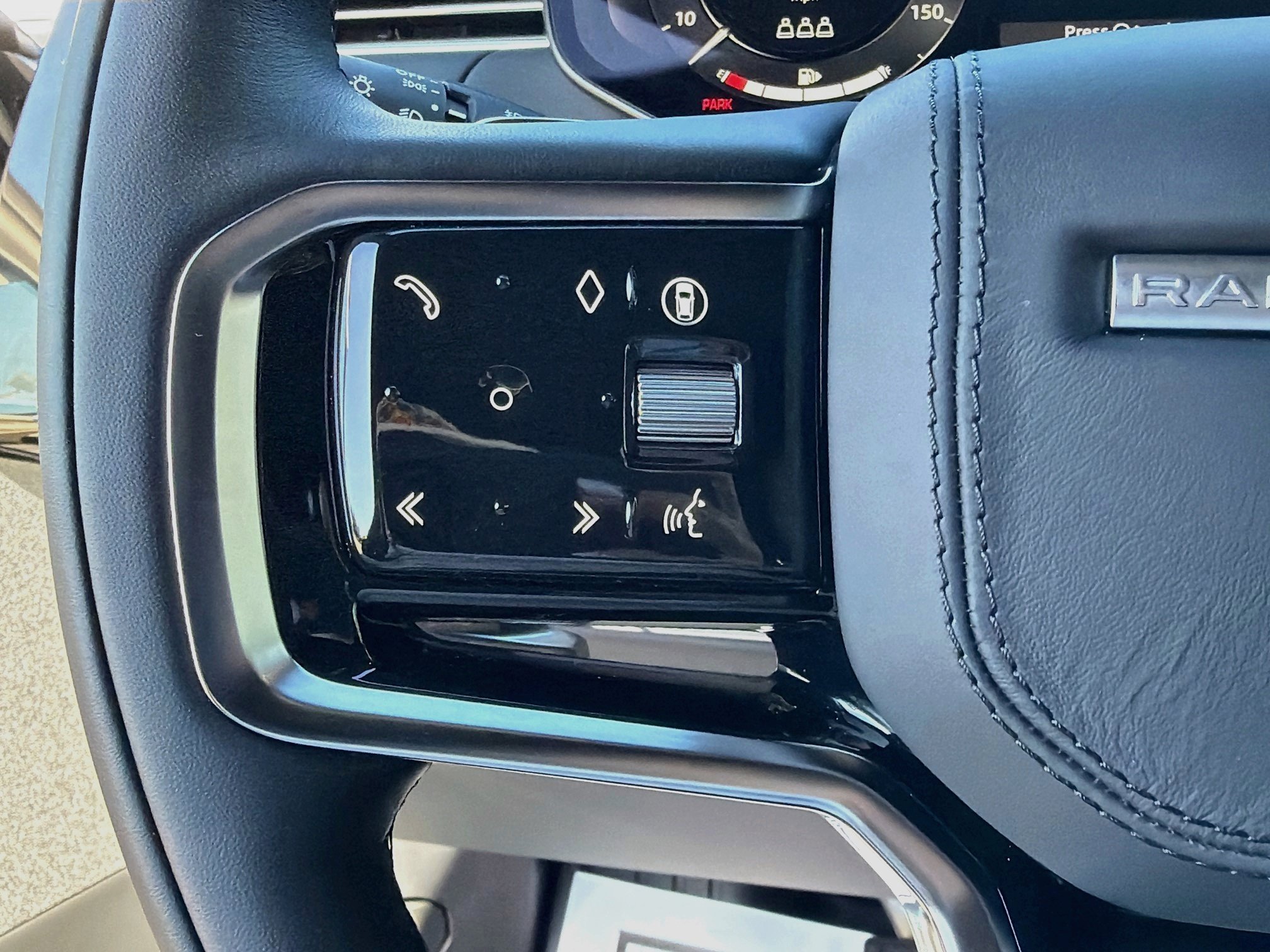 New 2027 Santorini Black LAND ROVER SE P360 image 37