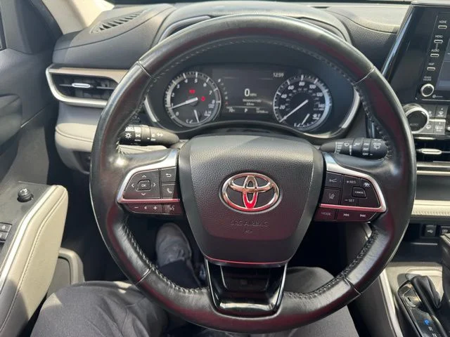 Used 2021 Midnight Black Metallic Toyota XLE image 18