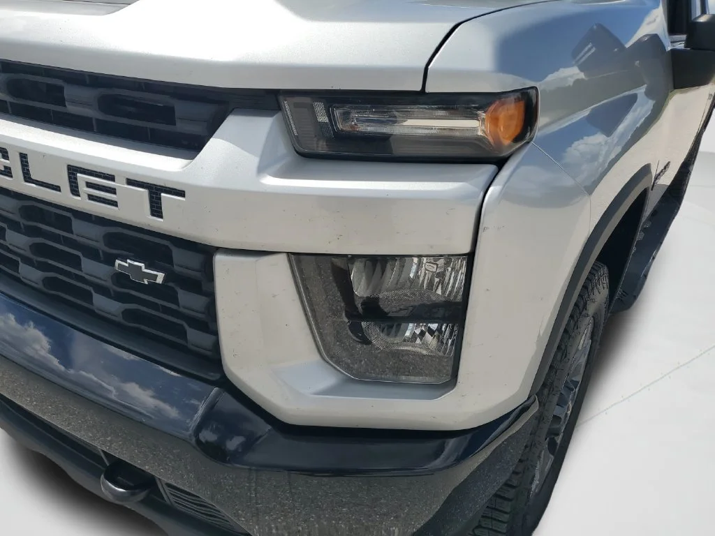 Used 2021 SILVER ICE METALLIC Chevrolet Custom image 9