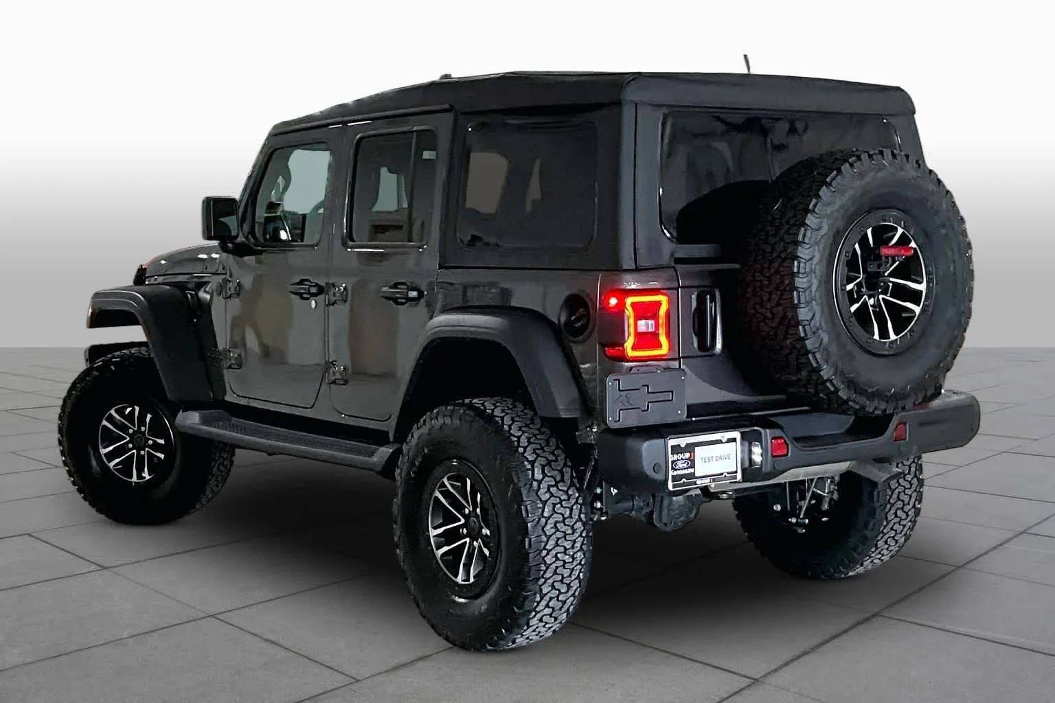 Used 2025 Granite Crystal Metallic Clearcoat Jeep Sport S image 12