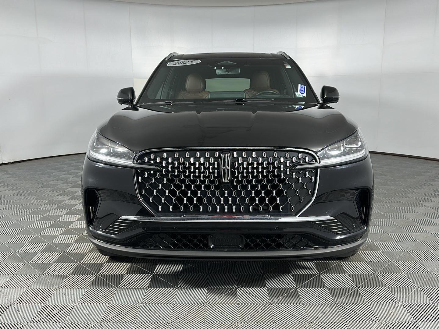 Used 2025 Infinite Black Metallic Clearcoat Lincoln Reserve image 2