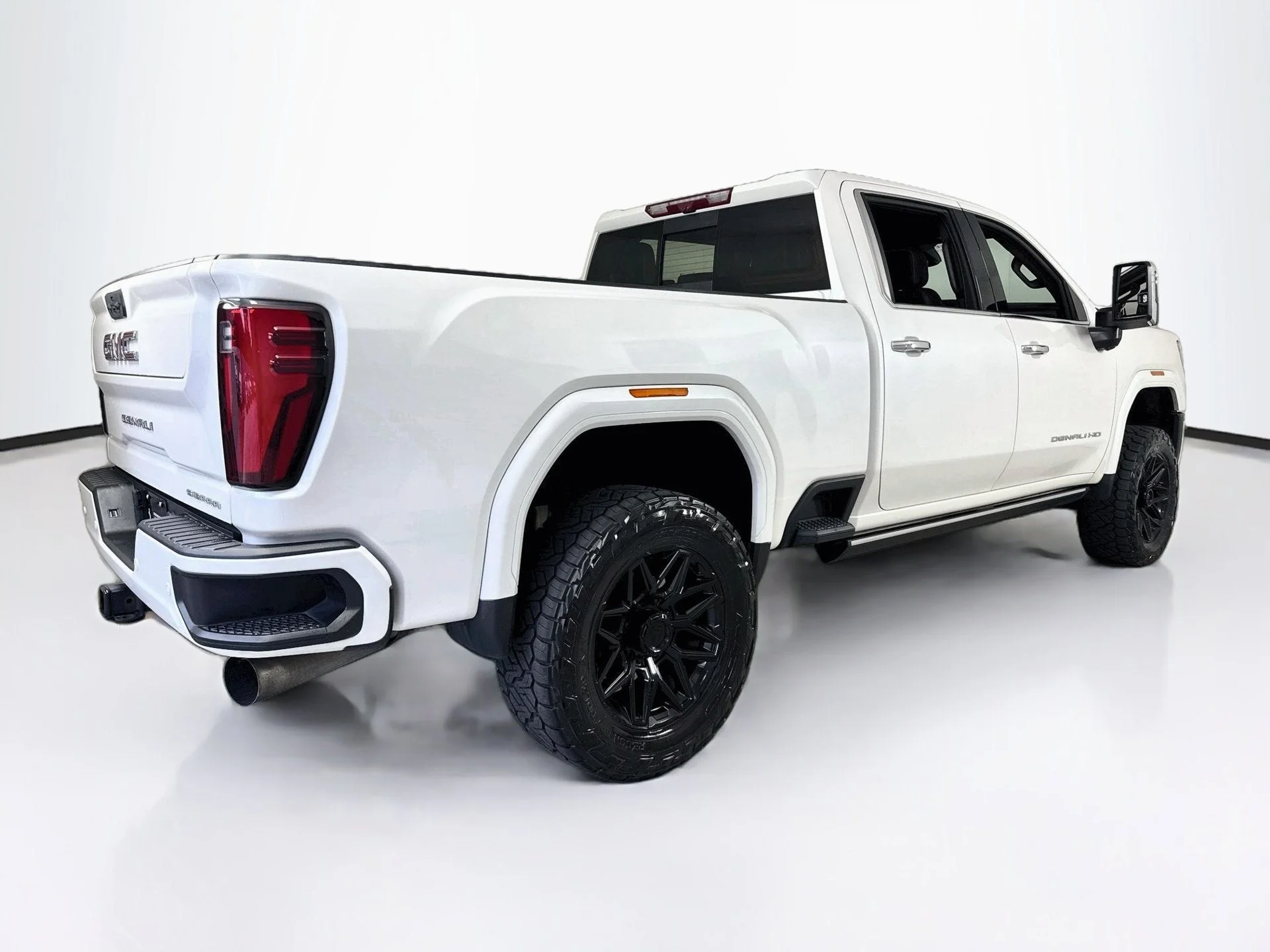 Used 2024 White Frost Tricoat GMC Denali image 7