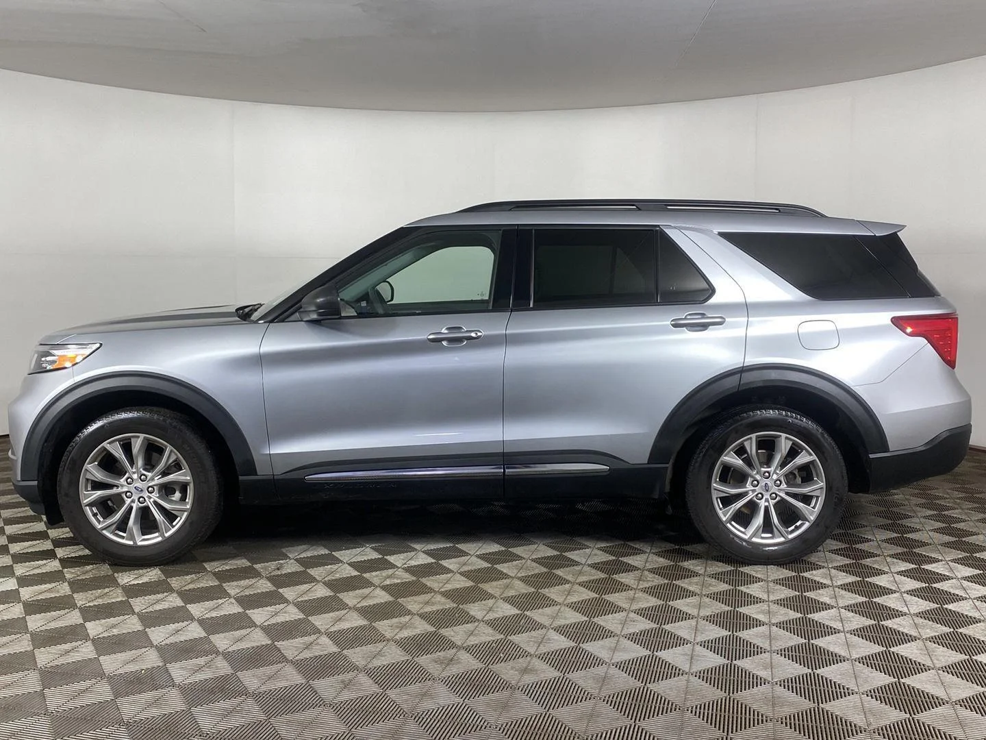 Used 2023 Iconic Silver Ford XLT image 9