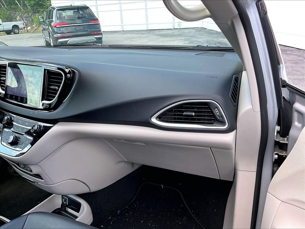 Used 2024 Silver Mist Clearcoat Chrysler Touring L image 13