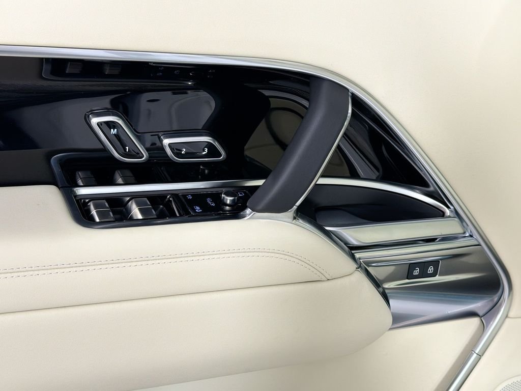 New 2026 Ostuni Pearl White Land Rover SE image 18