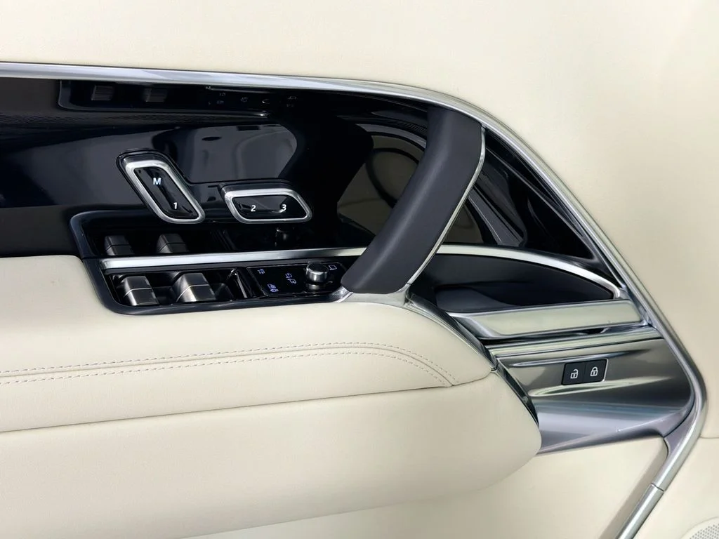 New 2026 Ostuni Pearl White Land Rover SE image 18