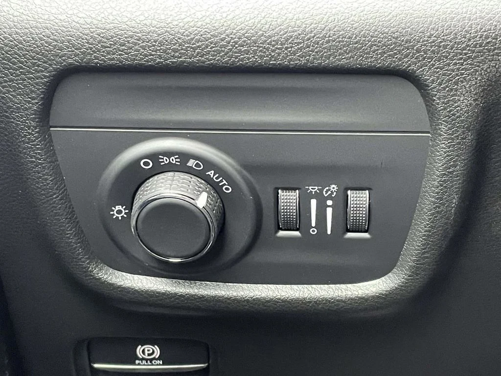 Used 2026 White Jeep Altitude image 29