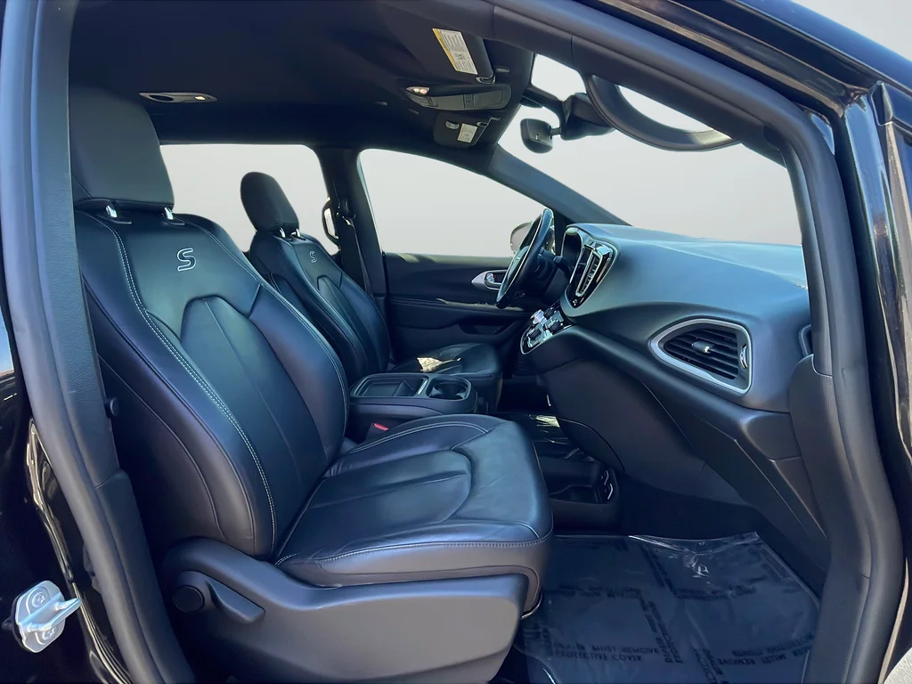 Used 2020 Black Chrysler Touring L image 27