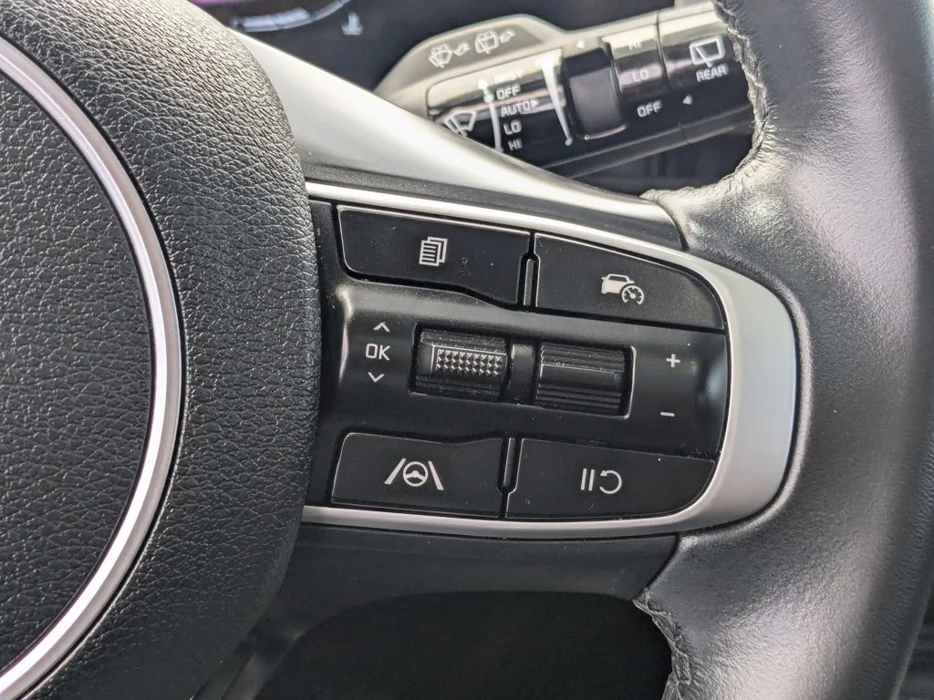 Used 2025 Everlasting Silver Kia EX image 23