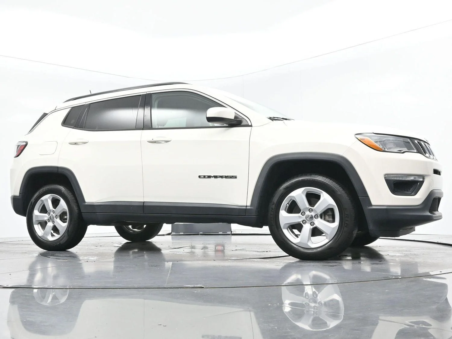 Used 2019 White Clearcoat Jeep Latitude image 43