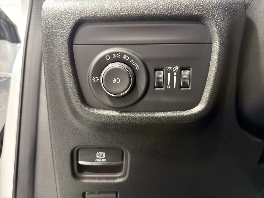 New 2026 Bright White Clear-Coat Exterior Paint Jeep Limited image 22