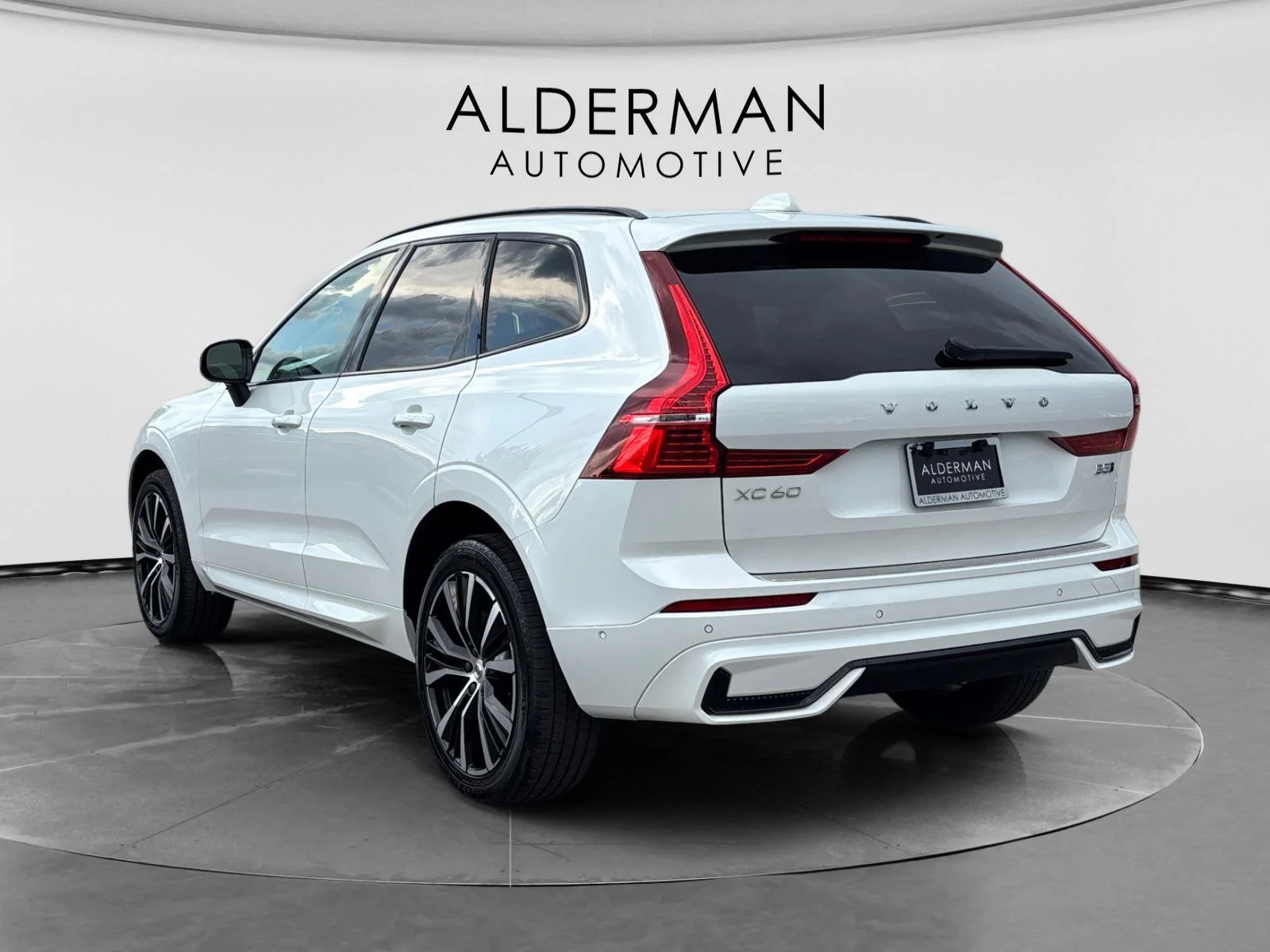 Used 2024 Crystal White Metallic Volvo Plus Dark Theme image 3