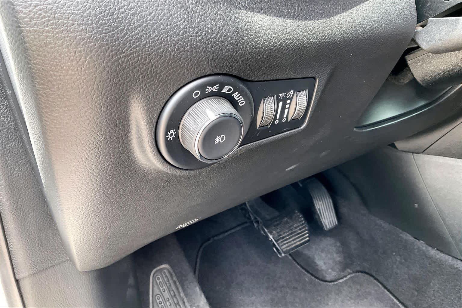 New 2026 Bright White Clearcoat Jeep Latitude image 17