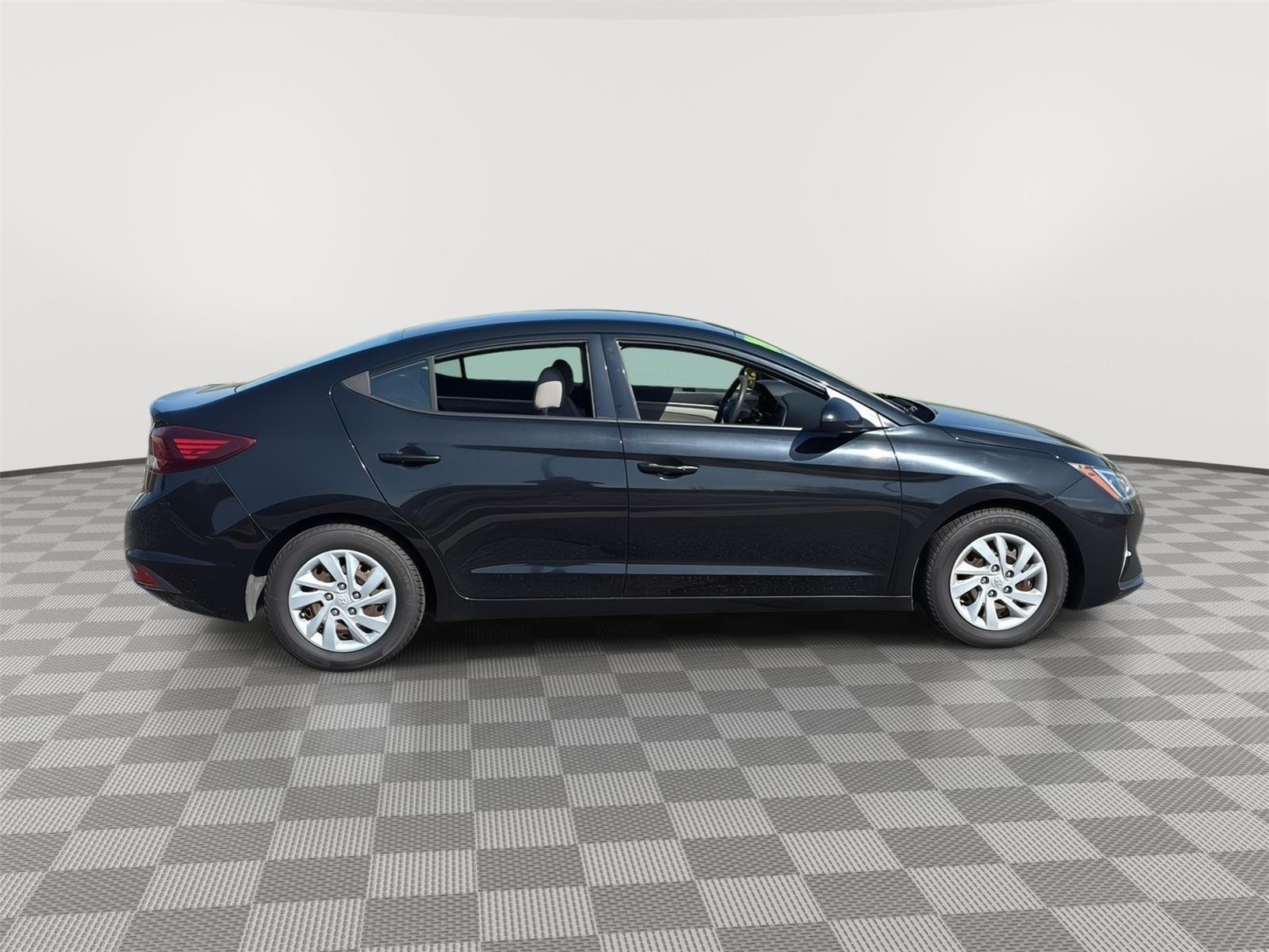 Used 2020 Phantom Black Hyundai SE image 12