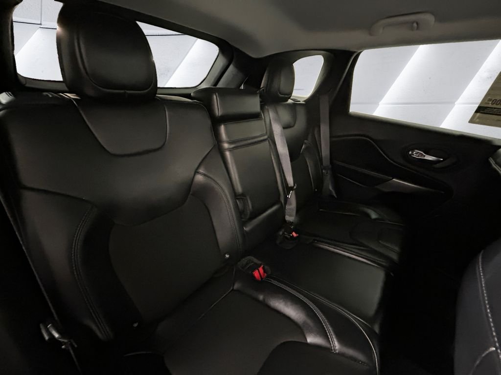 Used 2019 Red Jeep Latitude Plus image 16
