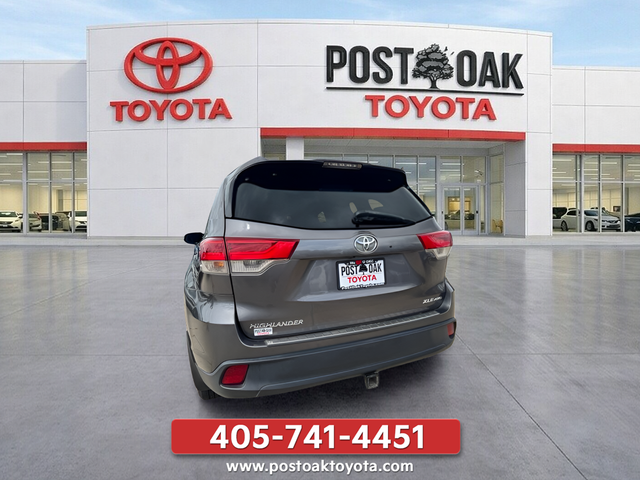 Used 2018 Gray Toyota XLE image 5