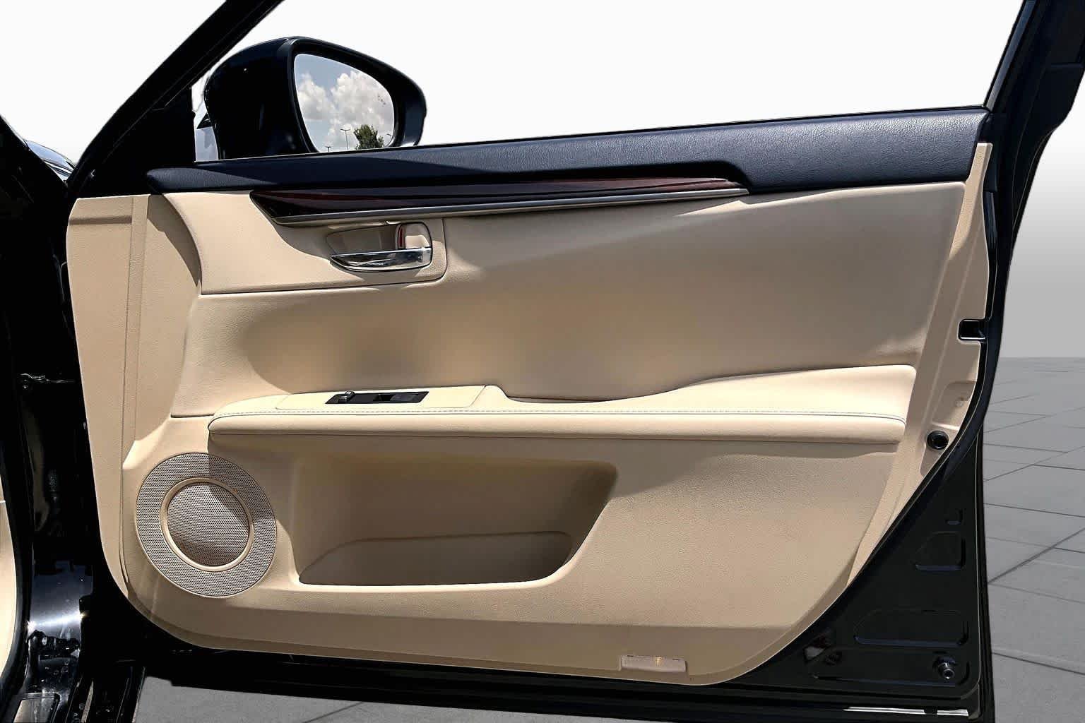 Used 2014 Obsidian Lexus  image 20