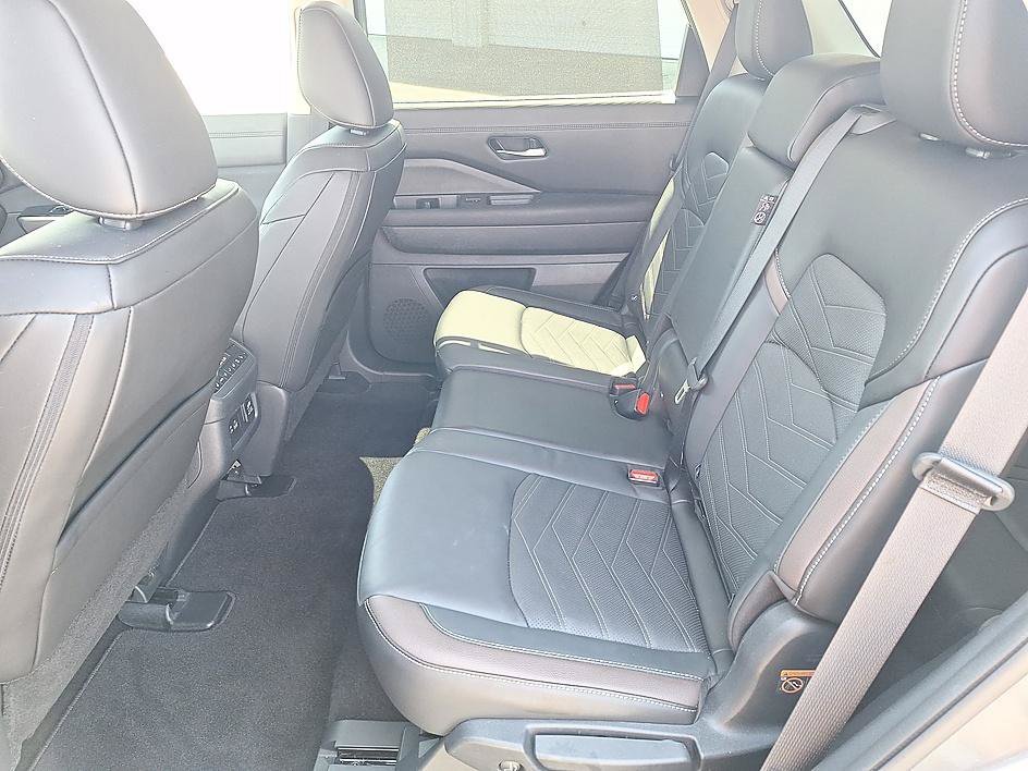 Used 2025 Gun Metallic Nissan Platinum image 12