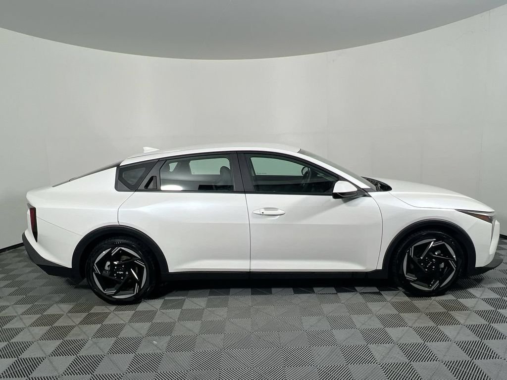 New 2026 Snow White Pearl Kia EX image 2
