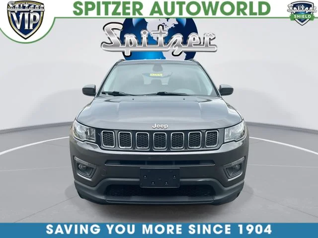 Used 2018 Gray Jeep Latitude image 3